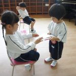 お当番さんに出席ノートを配ってもらいます!の様子