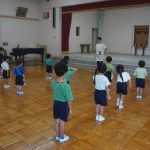 園長先生から夏休みのお話を聞いて(*^_^*)の様子
