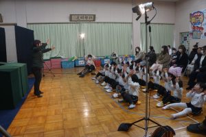できるかな♪できるかな♪と手遊びをしましたの様子