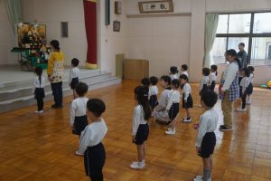 うさぎ組さんもお遊戯室に入り神拝をしました。の様子