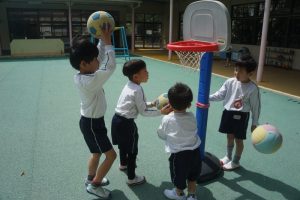 おやつの後は、中庭で遊びました。シュート上手だね☆の様子
