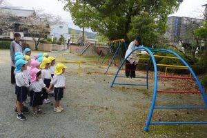 お昼からは園庭で遊具の遊び方を聞きました!どうやって遊ぶのかな?の様子