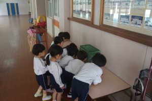 子ども達がどんどん集まってきました！「可愛いね♡」の様子