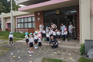 元気いっぱい羽ばたいていきました！改めて、生命の尊さを感じることが出来た１日でした。あおむしくん頑張ったねの様子
