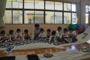 鯉のぼりさんの登場に嬉しそうな子ども達!の様子