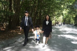 うさぎ組さんはお家の人と一緒に初めての参拝♪の様子