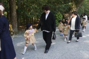 仲良く手をつないで正宮に向かいますの様子