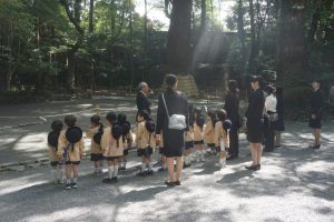 正宮でお参りしたあとは、荒祭宮を遙拝しますの様子