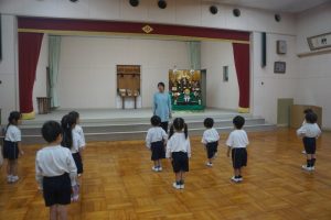 園長先生のお話を聞いて･･･の様子