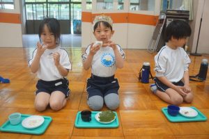 今月のおやつは、柏餅　もちもちで美味しいね♪の様子