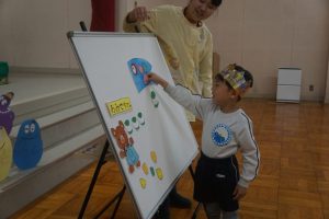 お楽しみはパネルシアター『こいのぼりさんのお買い物』の様子