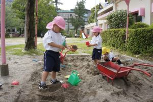 みんなで砂場遊び！の様子