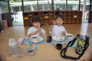 お楽しみのお給食！「おいしいね♪」の様子