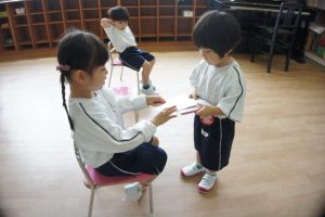 お当番さんに出席ノートを配ってもらいます！の様子