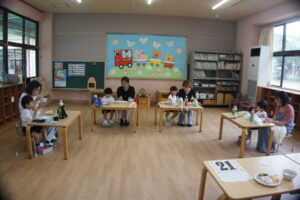 交通安全教室のあと、年少組さんはお楽しみの給食試食会!の様子