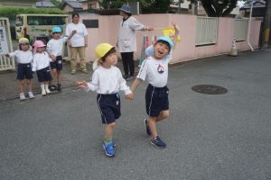 手をしっかりと上げて渡りましょう☆の様子