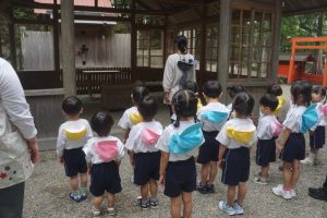 お参りをします。の様子