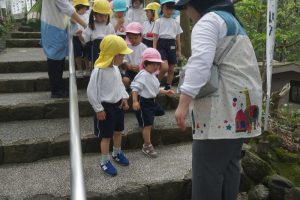 長い階段を降りて・・・幼稚園へ帰りましょう。の様子