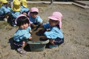 はじめてのうさぎ組さんもこねこねこね♪の様子