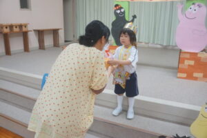 園長先生からお楽しみのプレゼントを頂いた後は・・・の様子