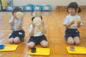 おやつは、お米で作られている「お米おせんべい」でした✨みんなのお顔くらいの大きさでびっくり!の様子
