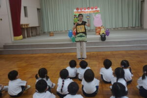 エプロンシアター「ピーマンマンのおこめができるまで」を見て楽しみました。の様子