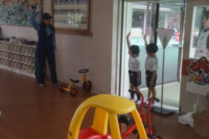 しっかり手を上げて、危険がないか確認して歩く子どもだち🙋の様子