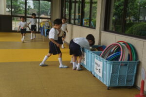宝探しゲームスタート！どこに隠されているのかな～一生懸命探します！の様子