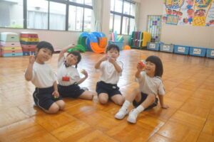 見つけたカプセルを持ってニッコリ笑顔(^^)の様子