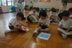 それぞれが見つけたカプセルの数字と同じ絵本を受け取り、嬉しそうな子どもたちでした☆の様子