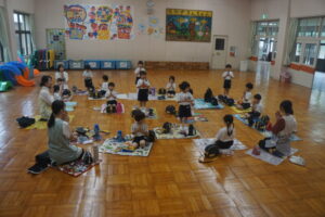 お遊戯室でお弁当をいただきました！の様子