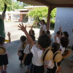 園長先生のお話を聞いて出発です！の様子
