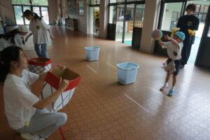 『🏀バスケットボール』お家の人が持つゴールにシュート!の様子
