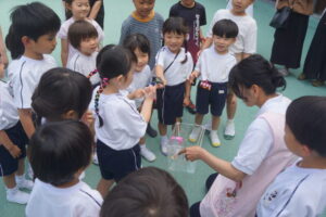 みんなに見守られ、青空へ飛び立ちます。また会いに来てね👋の様子