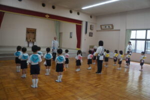 園務長先生のお話しを聞きました。の様子