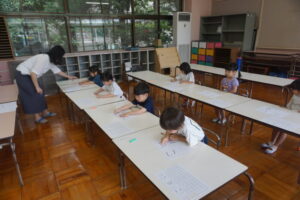 指でなぞって練習。の様子