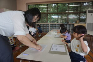 先生から可愛いスタンプを押してもらって嬉しそう♪の様子