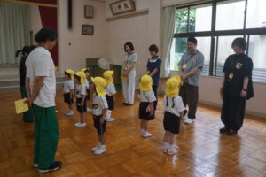 お家の人へ歌のプレゼント!『手のひらを太陽に』を歌いました🎤の様子