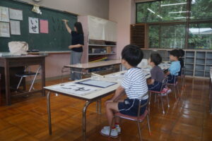 書き順や字の大きさを確認しますの様子