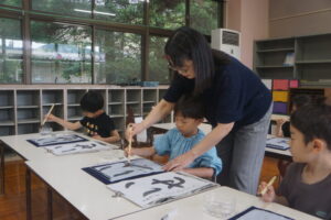 水書きで書いた後は、いよいよ墨汁で・・・の様子