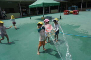 シャワーの水をバケツに入れるよ！の様子