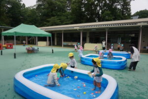 みんなでプール遊びの様子