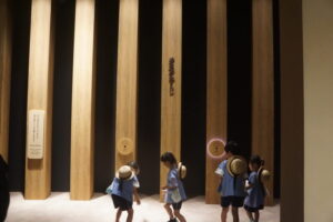 オカゲみくじ♪お伊勢参りやおかげ横丁にまつわるおみくじが上から降ってくるよ!の様子