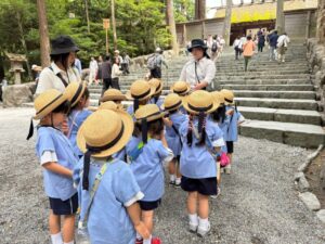 みんな揃ってお参りをすることができましたね。の様子