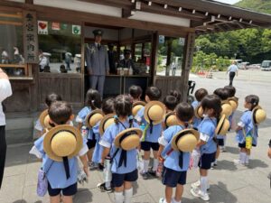 衛士さんにご挨拶。行ってまいります。の様子