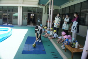 園長先生にお仕上げをして頂いて・・・の様子