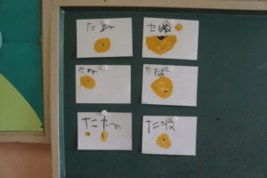 種をじっくりと観察して絵を描きました(^^)の様子