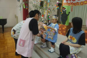 園長先生からプレゼントをいただいての様子