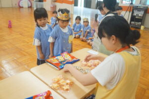 今日のおやつは星たべよう!どの味にしようかな~の様子