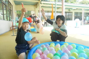 楽しい夏祭り♪綺麗なヨーヨーだね！の様子